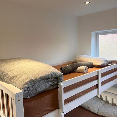 1 Bedroom & Bathroom Dorney Экстерьер фото