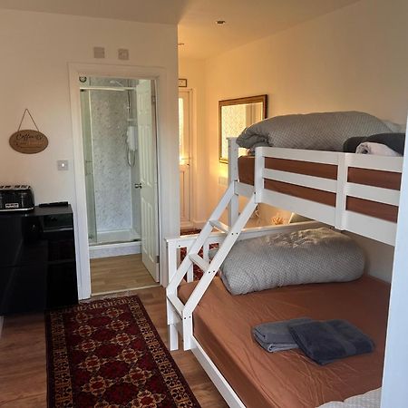 1 Bedroom & Bathroom Dorney Экстерьер фото