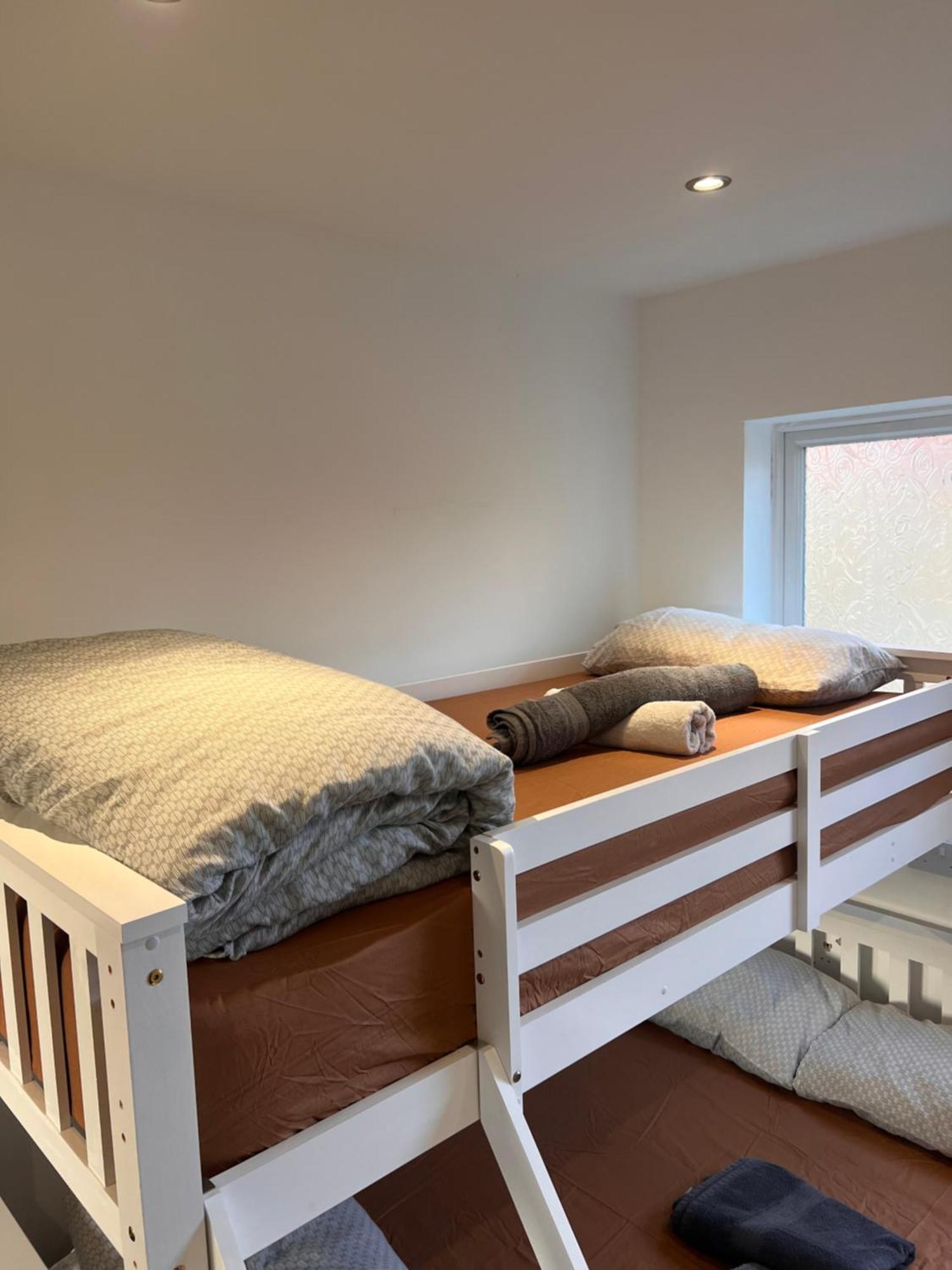 1 Bedroom & Bathroom Dorney Экстерьер фото