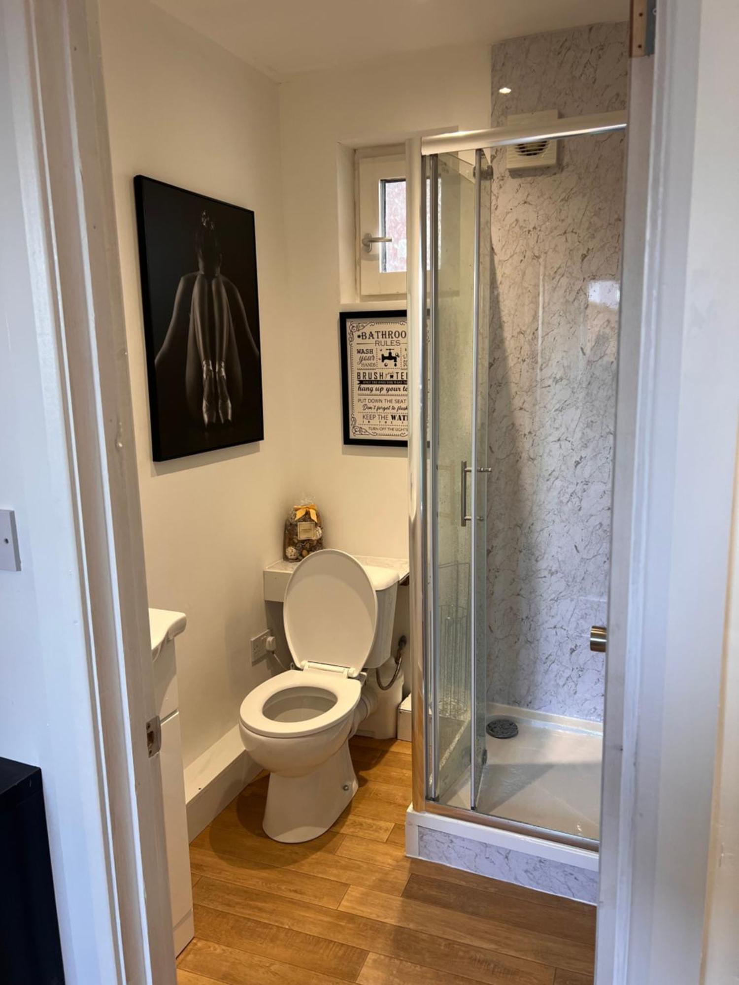 1 Bedroom & Bathroom Dorney Экстерьер фото