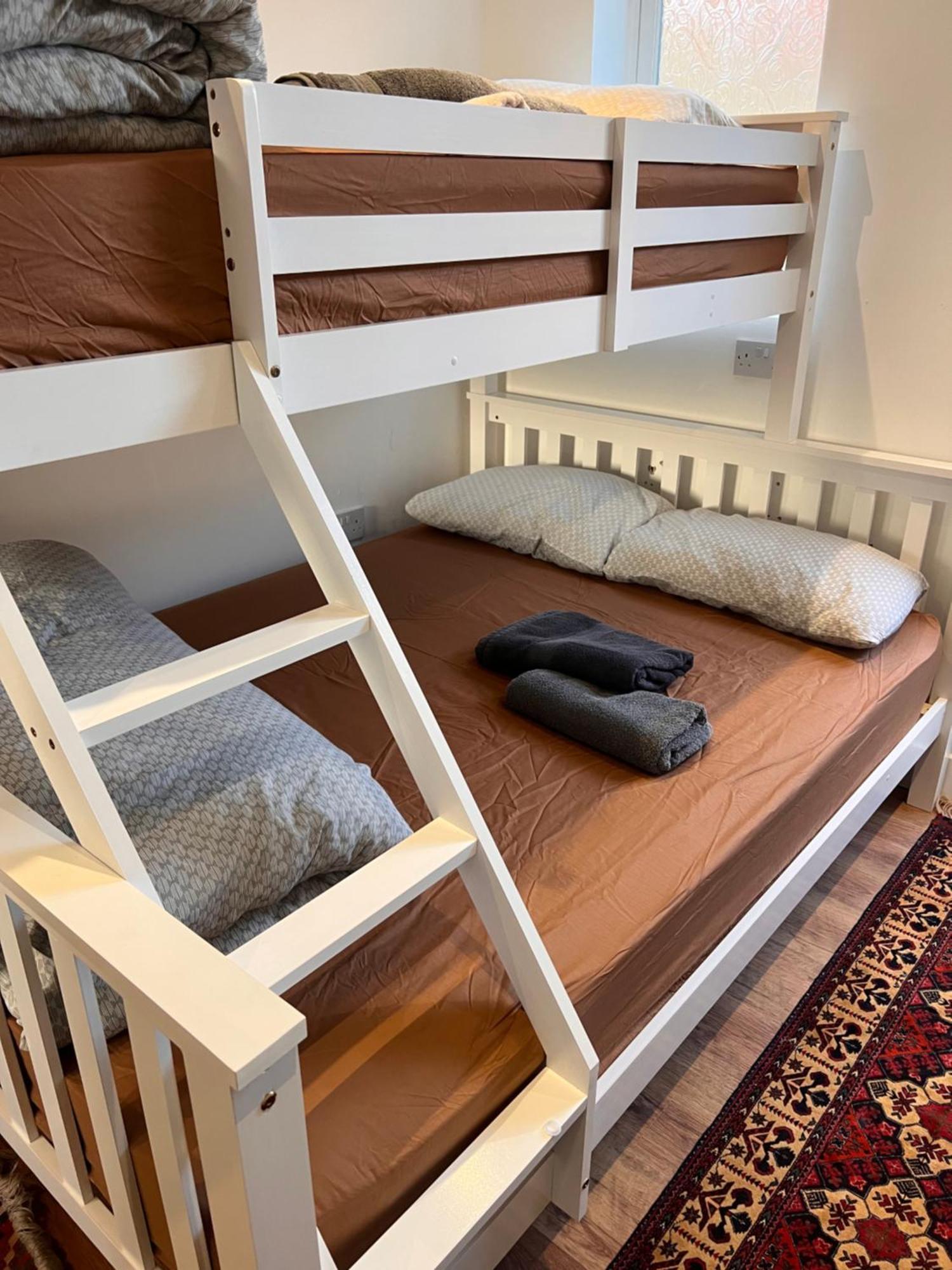 1 Bedroom & Bathroom Dorney Экстерьер фото