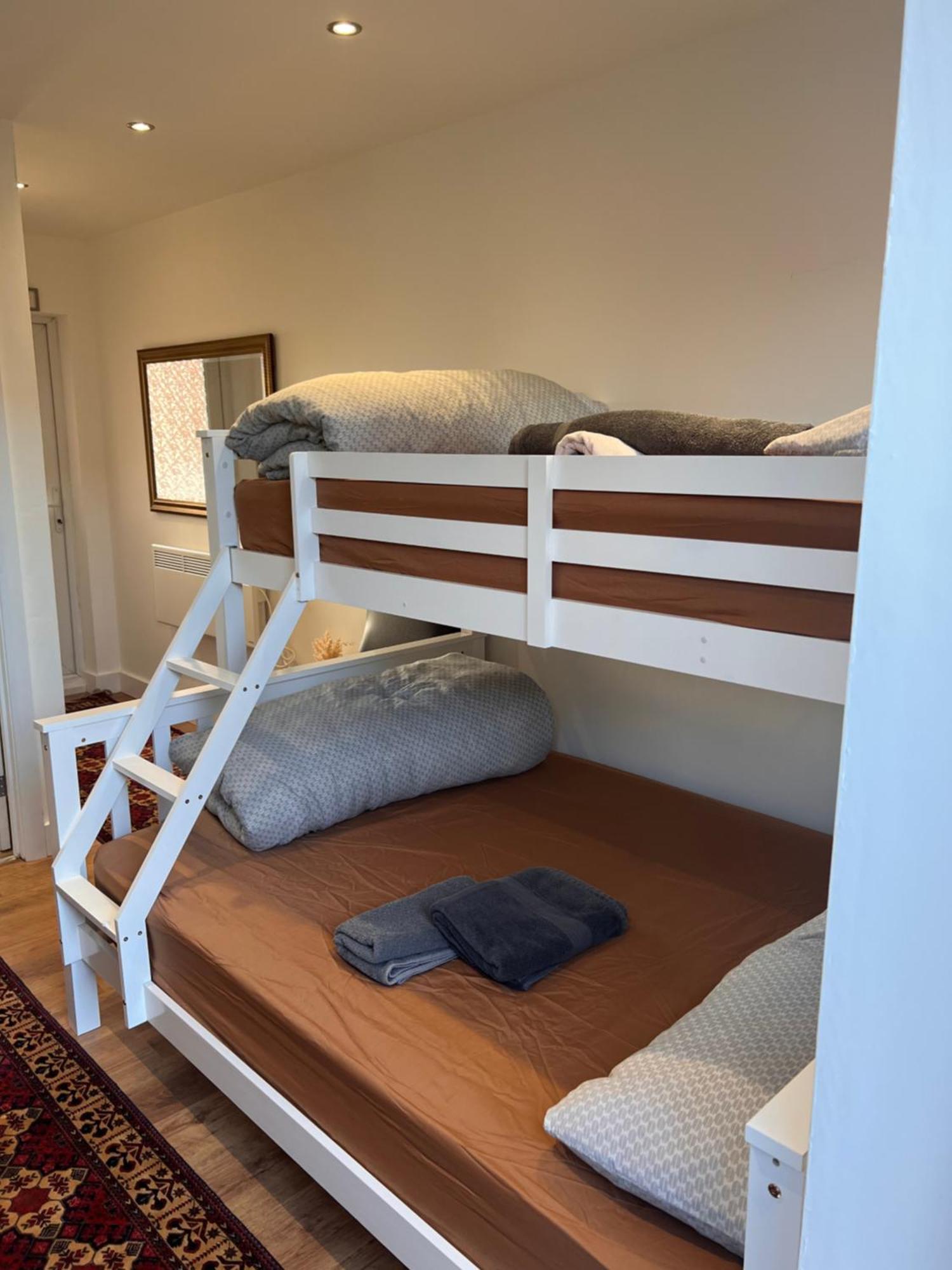 1 Bedroom & Bathroom Dorney Экстерьер фото