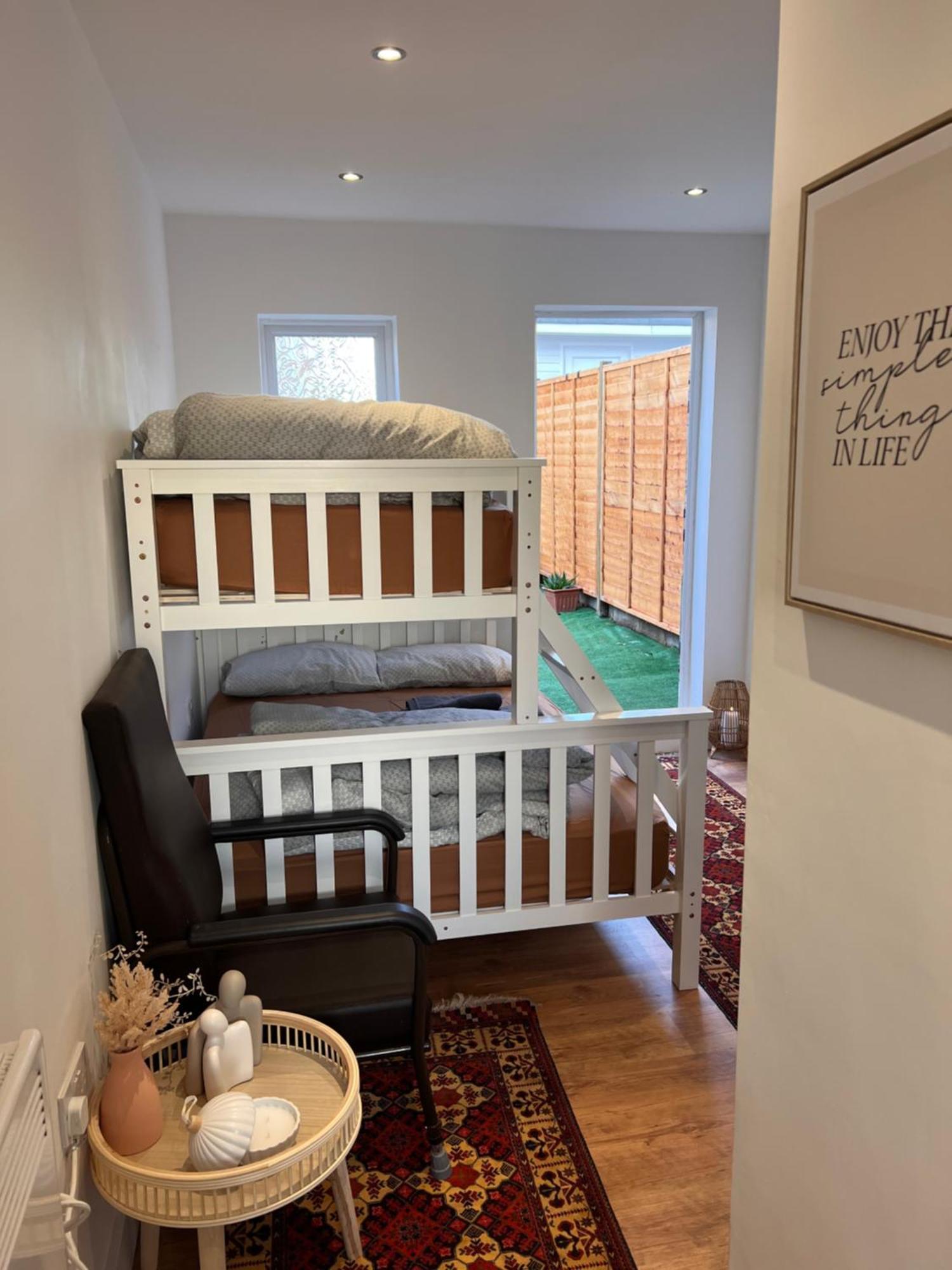 1 Bedroom & Bathroom Dorney Экстерьер фото