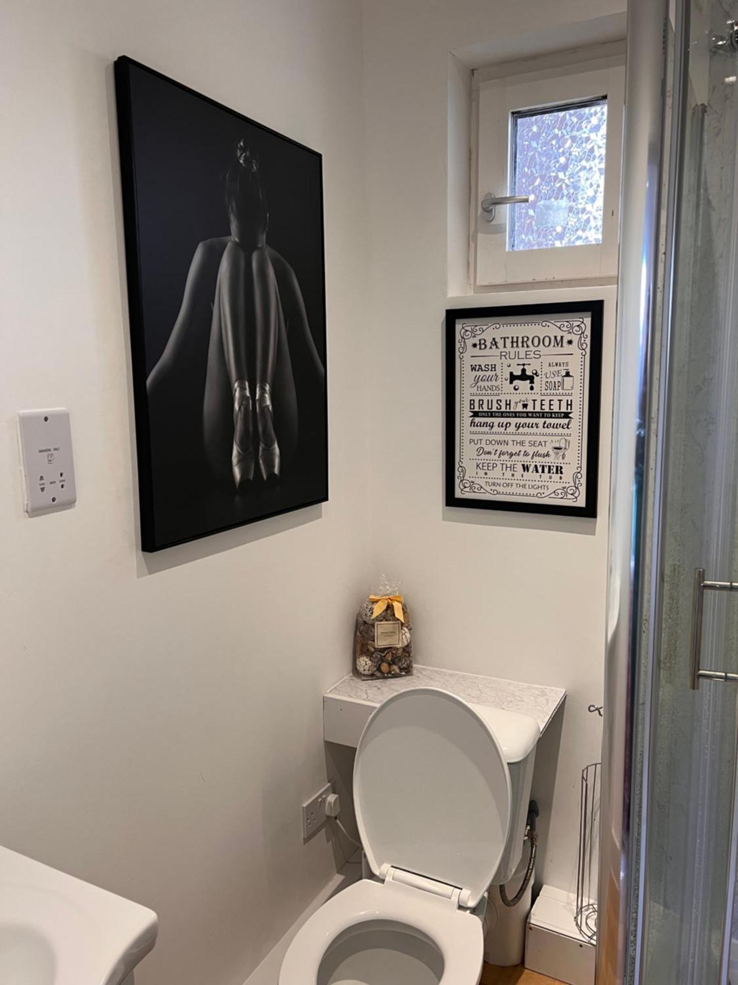1 Bedroom & Bathroom Dorney Экстерьер фото